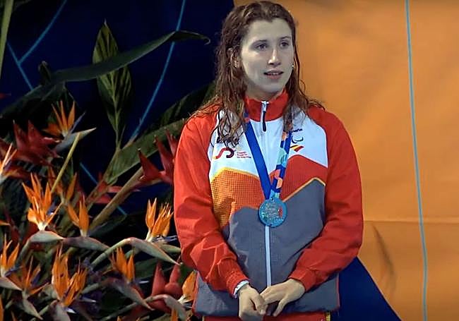 Nahia Zudaire en el podio del 400 libre.