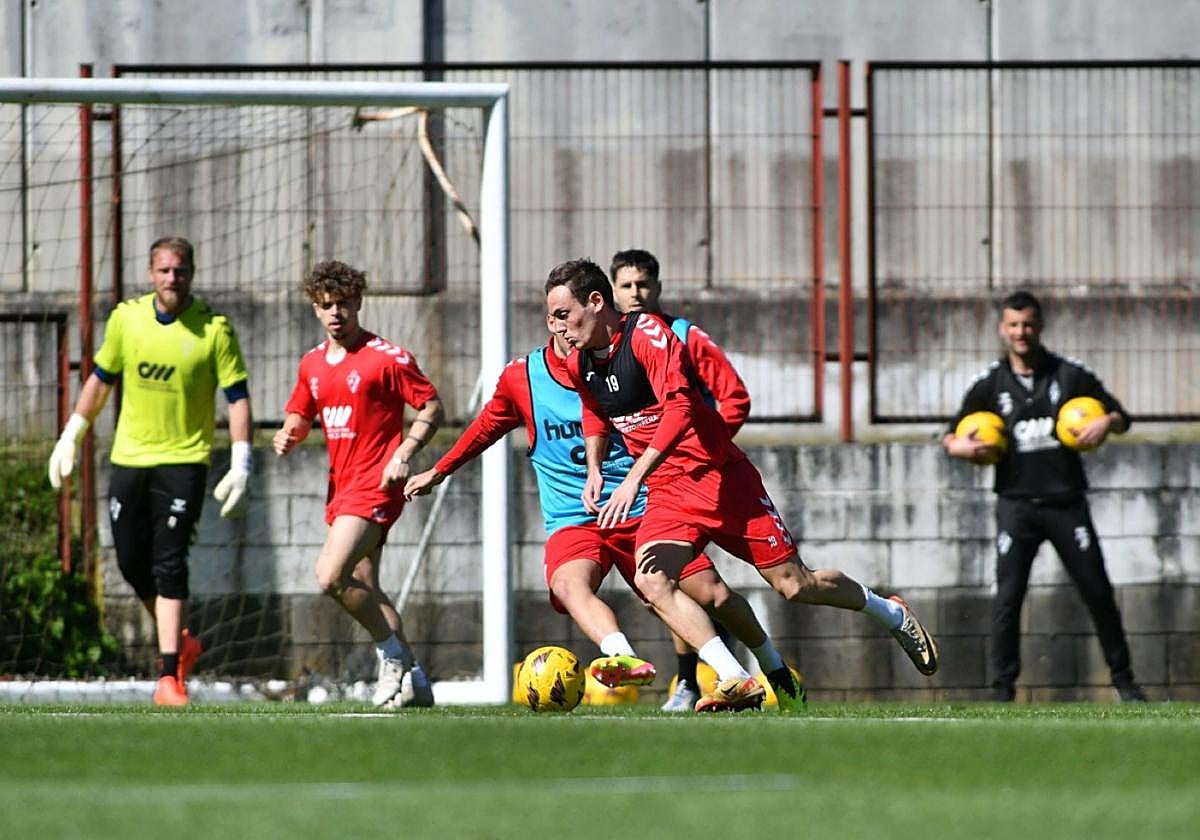 Situación de ataque con Bautista buscando la portería en un entrenamiento en Atxabalpe.