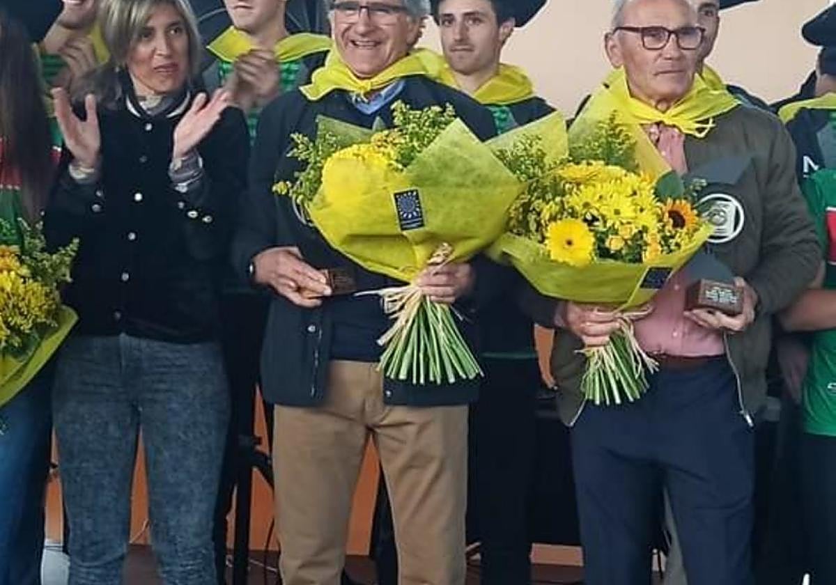 Javier Puertas eta Dionisio Redondo, alkateak emandako lore sortarekin.