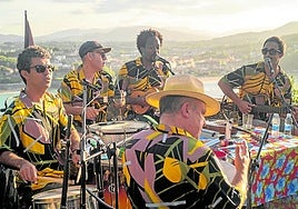 Los componentes del grupo durante una actuación en Urgull con la bahía de fondo.