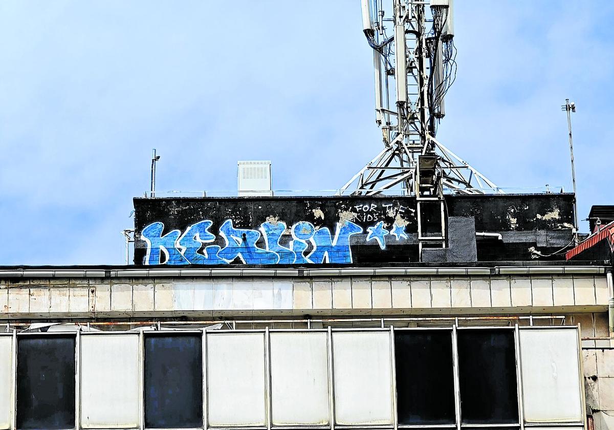 Denuncia Javier: «Hace unos días se publicó una foto de la residencia Matia y la impunidad para pintar grafitis en la parte de arriba de la fachada. Pues bien, en un edificio de la plaza Cataluña tenemos esta que resulta más complicada de entender por la dificultad de subir hasta ahí. A ver si desde el Ayuntamiento se ponen las pilas porque esto ya es insufrible».