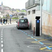 Las señales que limitan las plazas de aparcamiento a vehículos de menos 5 metros ya han sido pintadas junto al Tenis.