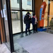 Aníbal trata de concertar una cita con el móvil en la puerta de la Jefatura Provincial de Tráfico, en Donostia.