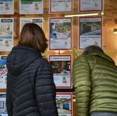 Consulta de viviendas en venta en una inmobiliaria de Donostia.