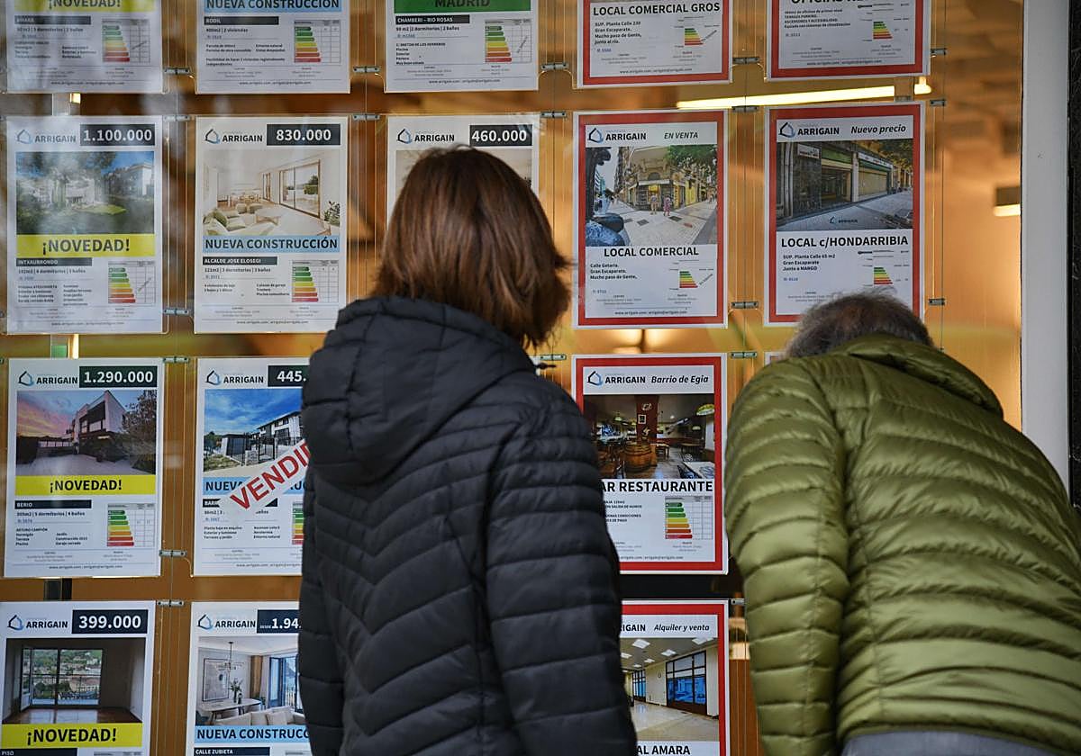 Consulta de viviendas en venta en una inmobiliaria de Donostia.