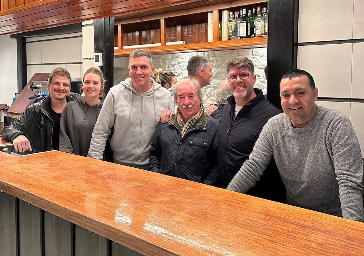 Parte del equipo del Ibai, con Paulo Airaudo y Alicio Garro (segundo y tercero por la derecha, respectivamente) posa en el interior del local donostiarra.