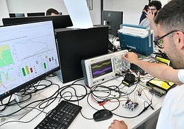 Trabajadores de Ikerlan de ciberseguridad, ayer en Arrasate.