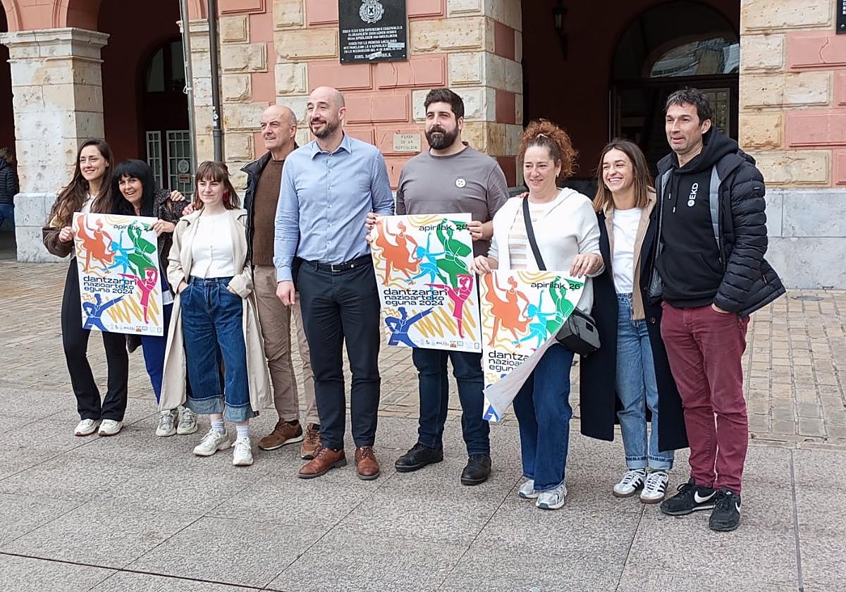 Autoridades municipales y componentes de las academias y grupos de baile presentaron la jornada.