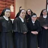 Las seis religiosas del Convento de las Siervas.