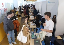 Jóvenes estudiantes piden información en los stands de las empresas, en el foro de empleo de ayer en Donostia.