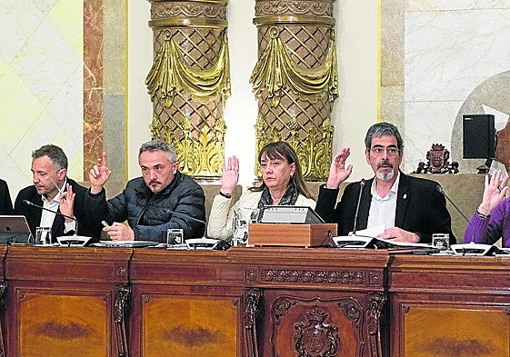 Los ediles jeltzales Kerman Orbegozo, Martin Ibabe, Olatz Yarza y el alcalde, Eneko Goia, en el Pleno de este jueves.