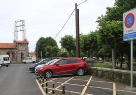 Vehículos estacionados en una de las zonas reguladas por la OTA.