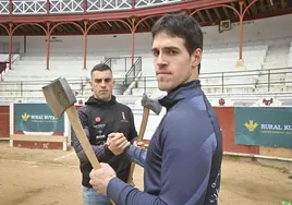 Iker Vicente y Julen Alberdi, en la plaza de toros de Tolosa.