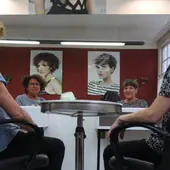 Elena Zuatzubizkar y Mari Karmen Astigarraga, en la peluquería de San Frantzisko, 49 en la que han trabajado durante los últimos 34 años.