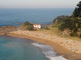 Numerosas personas disfrutan de una jornada de buen tiempo en la playa mutrikuarra de Saturraran.