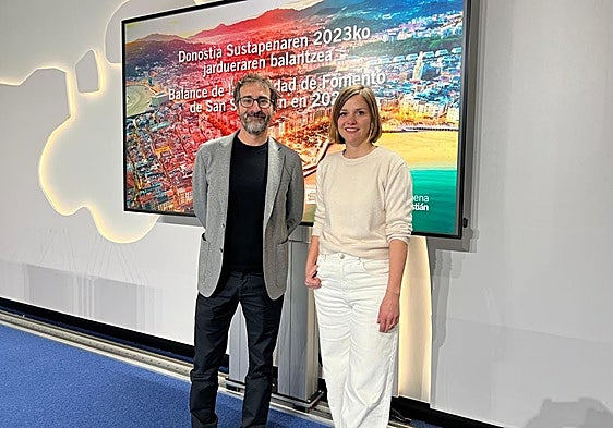 Iñigo Olaizola, director gerente de Fomento de San Sebastián, y Ane Oyarbide, concejala de Economía y Empleo Local, este viernes en el Ayuntamiento.