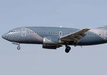 El KlasJet Boeing 737-522 que ha aterrizado este viernes en el aeropuerto de San Sebastián procedente de Sevilla.