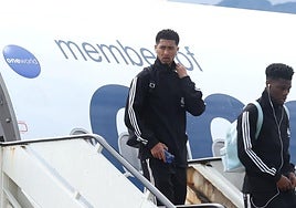 Bellingham sale del avión después de aterrizar este mediodía en el aeropuerto de San Sebastián.