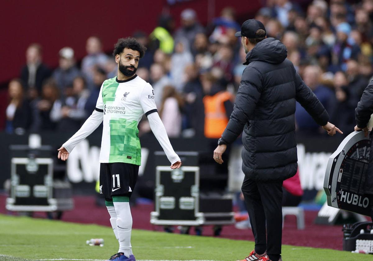 Mo Salah y Jürgen Klopp discuten antes de realizarse el cambio en el duelo del Liverpool ante el West Ham de este sábado.