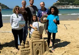 El equipo Kursaal, campeón del concurso de Castillos de Arena, con Luis Azqueta, Ainhoa Pérez Lafarga y su hija Alba Tamés y los artistas Andoni Bastarrika e Isarlur 13, junto a Vanesa Fernández.