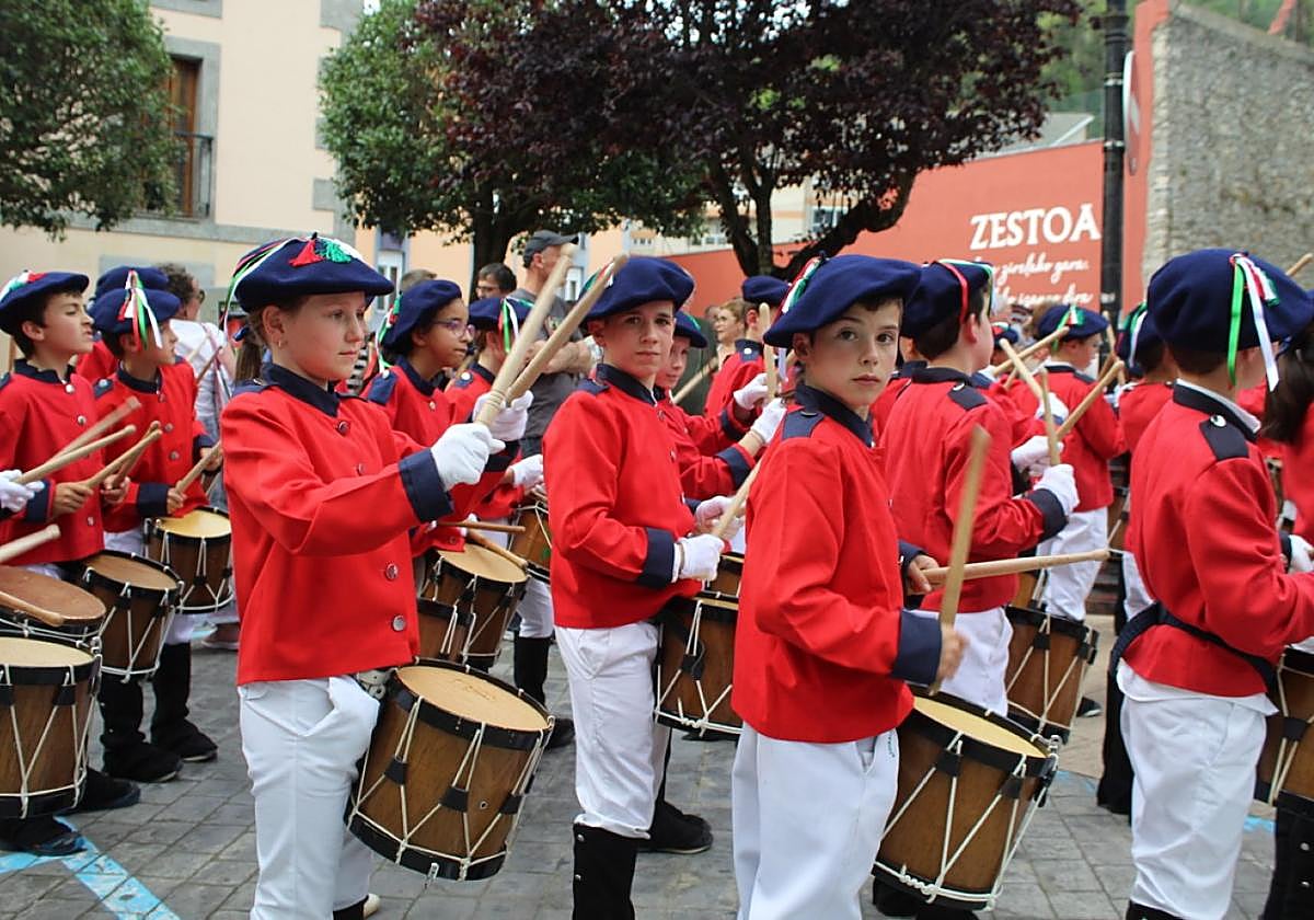 Iazko haur danborradaren une bat.