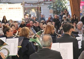EMKE y alumnado de la banda de Herri Arte Eskola actuarán en el patio de Koldo Mitxelena.