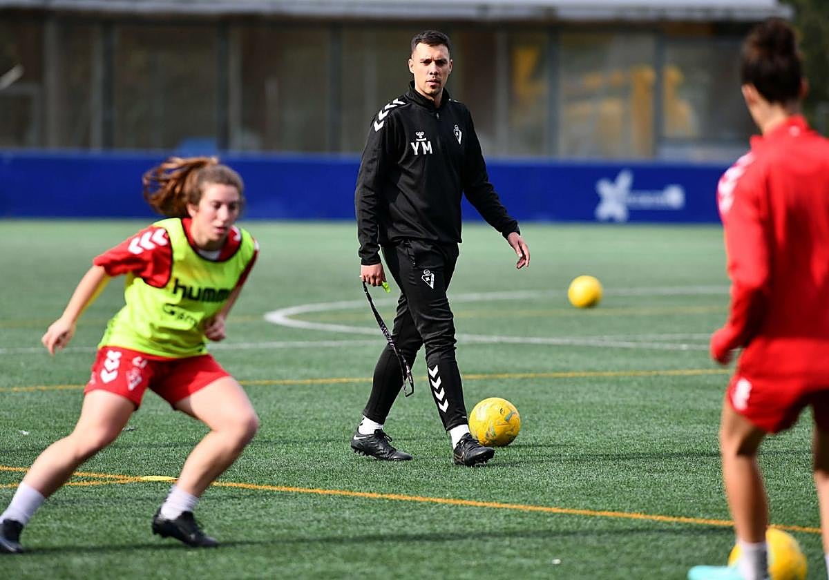 El entrenador Yerai Martin observa un ejercicio de la sesión de trabajo en el complejo de Unbe.