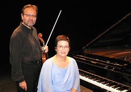 Cristian Ifrim y la pianista Maruxa Llorente antes de comenzar un recital.