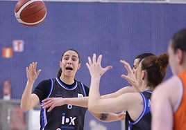 Lara González pasa el balón a María España.