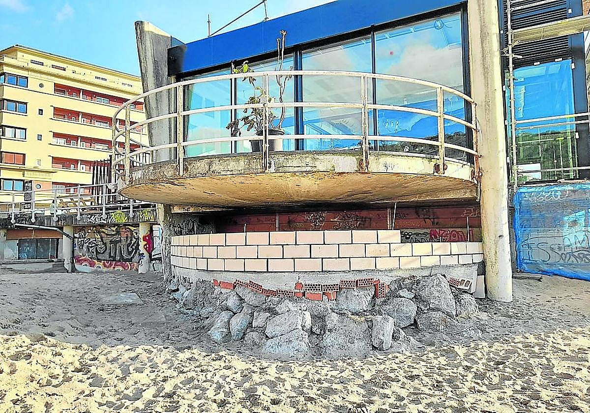 El lector Patxi Belaunde se felicita del avance de las obras de transformación del ZM en la playa de Zurriola: «Por fin se está tapiando la 'cueva' bajo la terraza del ZM. Las obras de modernización han conseguido lo que no hemos logrado los usuarios de la playa en años. Adiós a los okupas, al trapicheo y al temor a robos en verano».