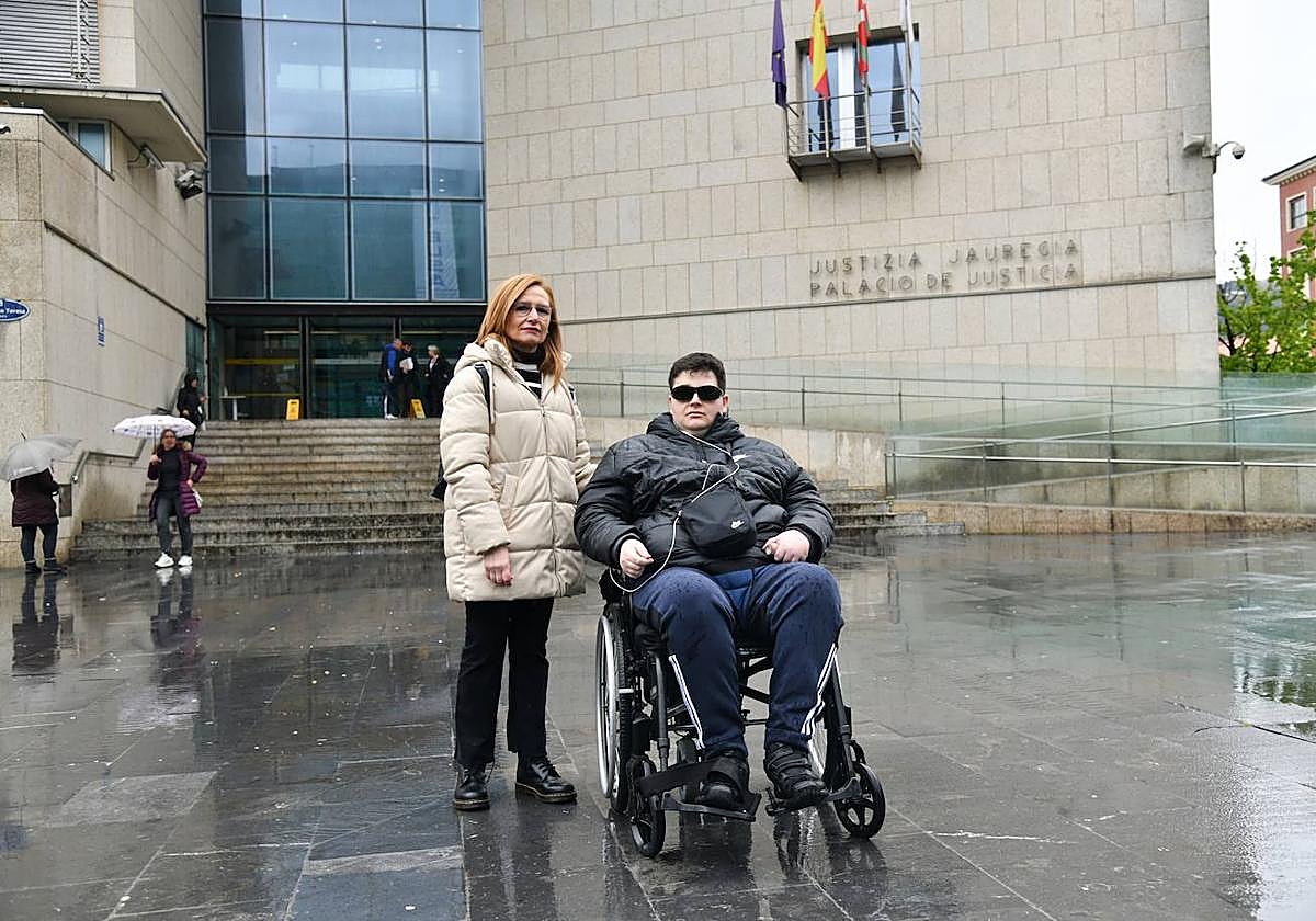 Brian Mera, junto a su madre, Yolanda Equiza, que ha pedido una excedencia para cuidarle