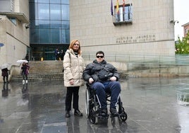 Brian Mera, junto a su madre, Yolanda Equiza, que ha pedido una excedencia para cuidarle