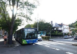 Un autobús de la línea de Benta Berri, que ya no pasa por Matia, ciircula por su nueva ruta.