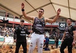 Iker Vicente levanta los brazos en señal de victoria tras concluir su trabajo en la plaza de toros de Tolosa.