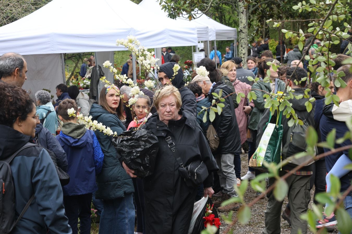 Miles de personas visitan la Feria de Plantas de Iturraran