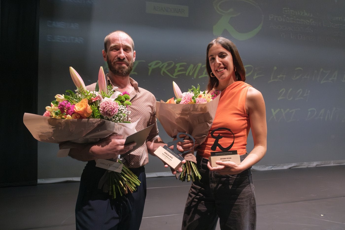 Igor Calonge y Oihana Vesga posan con sus premios.