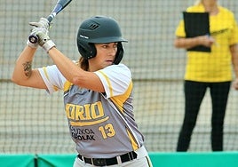 La donostiarra Oihane Grávalos se dispone a batear durante un partido.