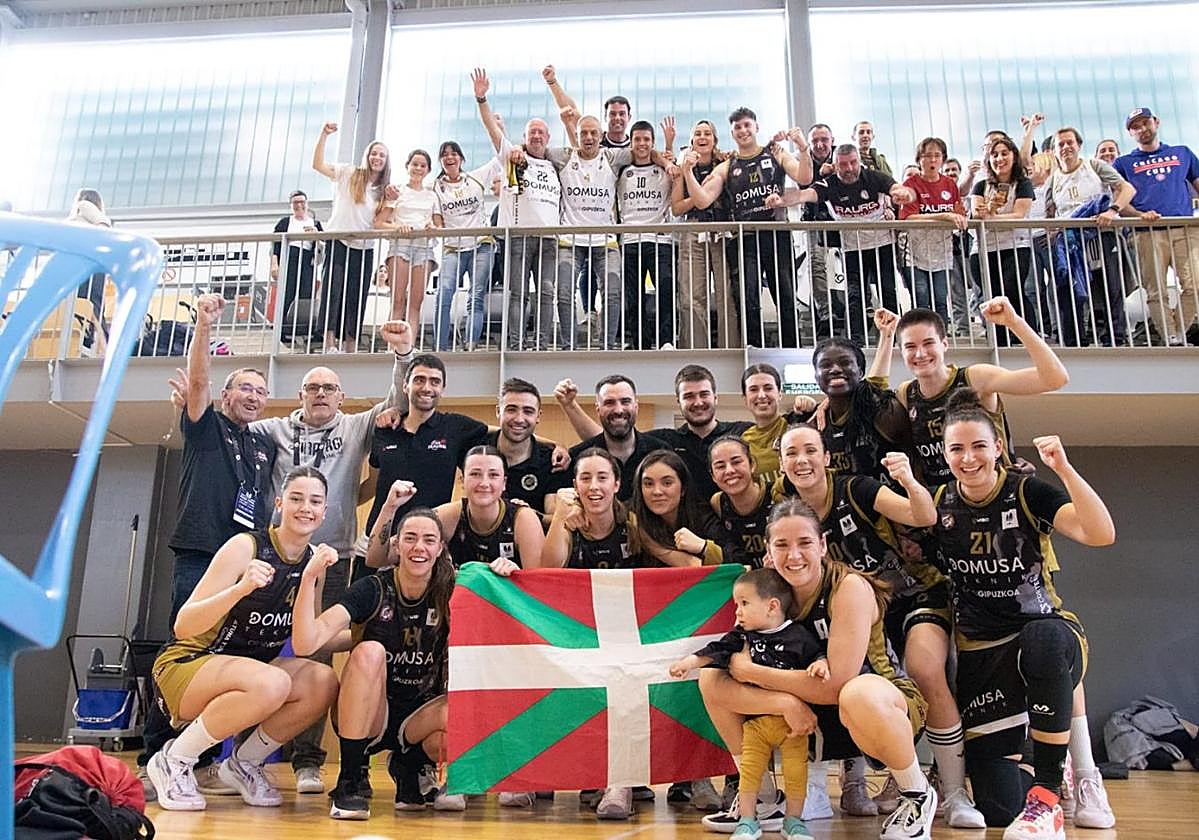 Jugadoras y técnicos festejan este domingo el ascenso con los aficionados y amigos desplazados a Utebo.