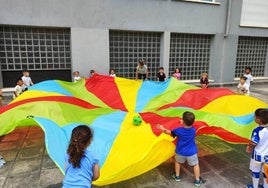 Niños jugando en las colonias abiertas de Soraluze.