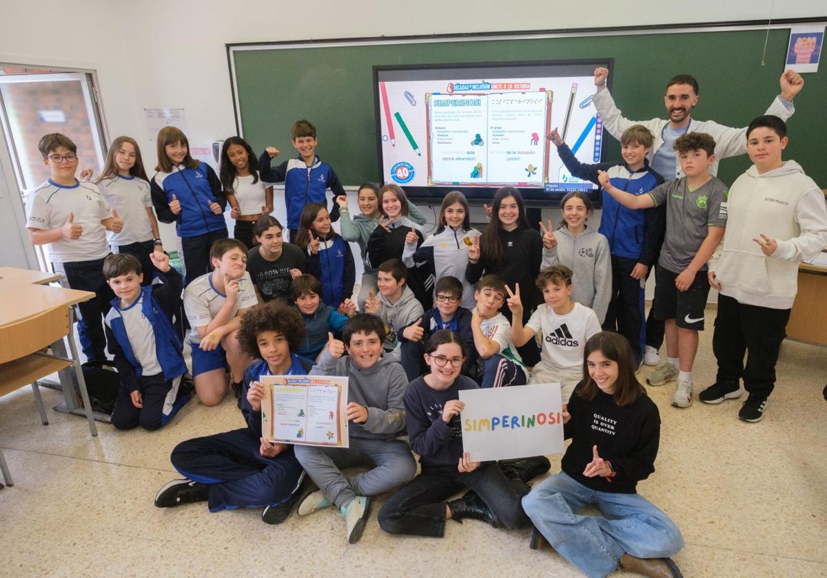 Noah, Tomás, Lola y Alaia, junto a sus compañeros de clase y Antxon, su profesor.