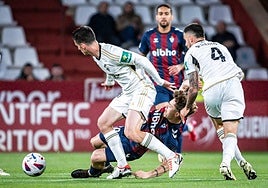 Mario Soriano cae al suelo ante la presión de dos oponentes del Albacete.