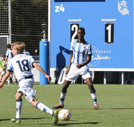 Alfredo Alogo, en una de las acciones de su de este domingo con el Infantil de la Real Sociedad.
