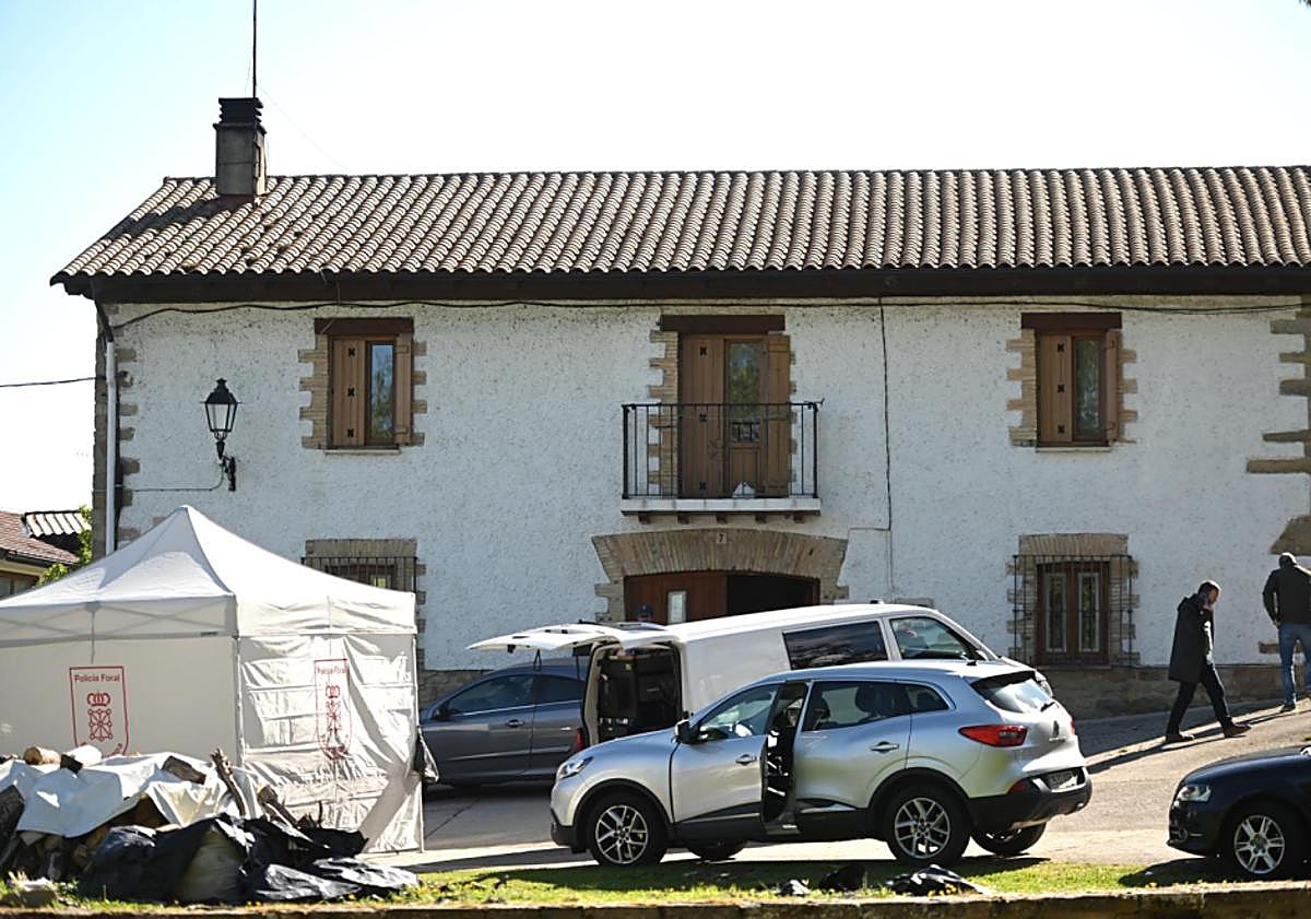 Imagen principal - Agentes de la Policía Foral de Navarra en la vivienda en la que se ha producido el homicidio.