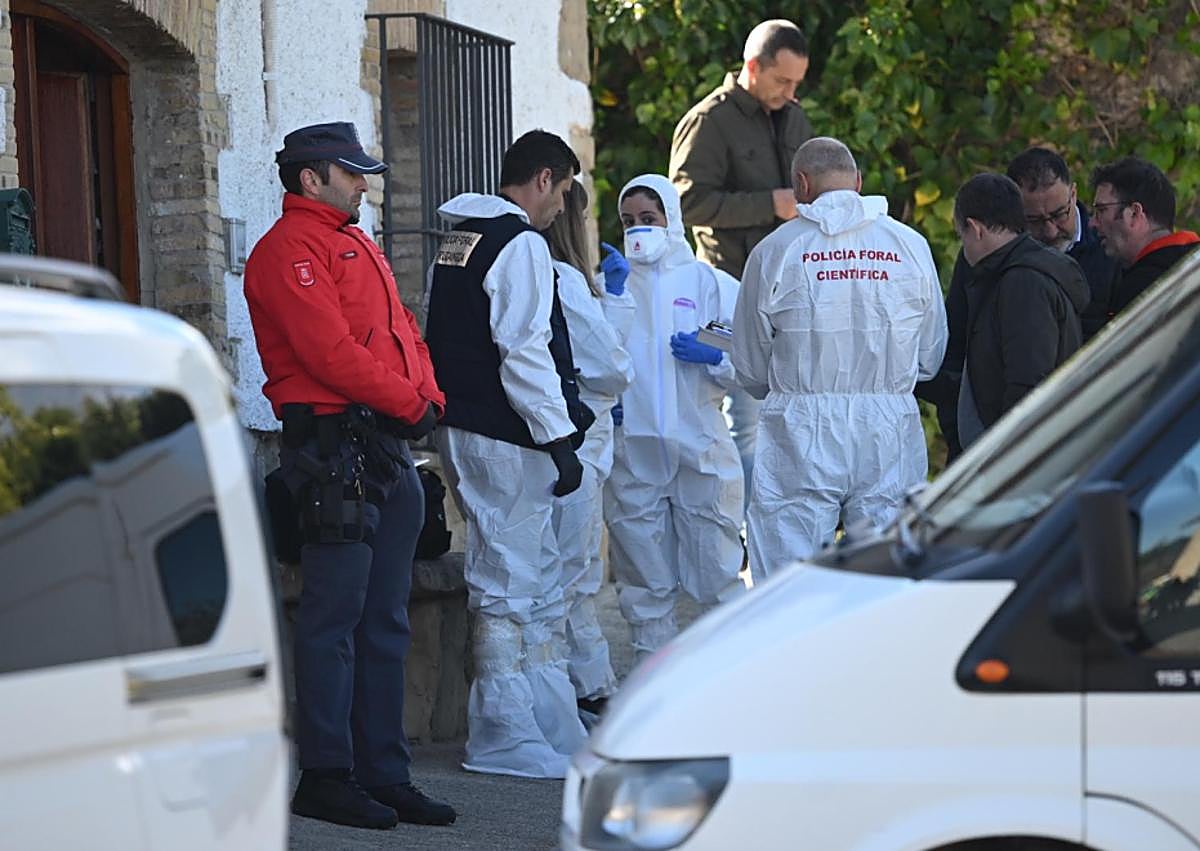 Imagen secundaria 1 - Agentes de la Policía Foral de Navarra en la vivienda en la que se ha producido el homicidio.