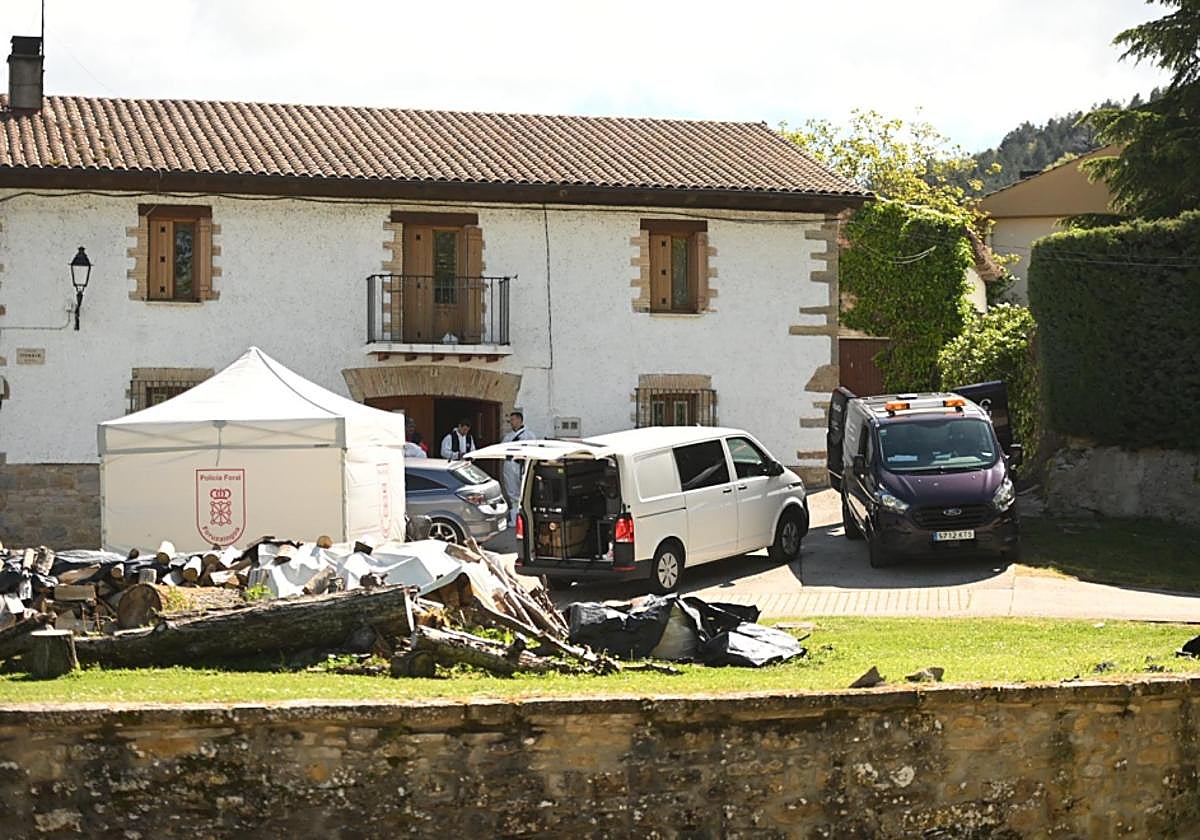 Agentes de Seguridad Ciudadana, Policía Judicial y Científica de la Policía Foral, en la entrada de la vivienda donde sucedió el crimen