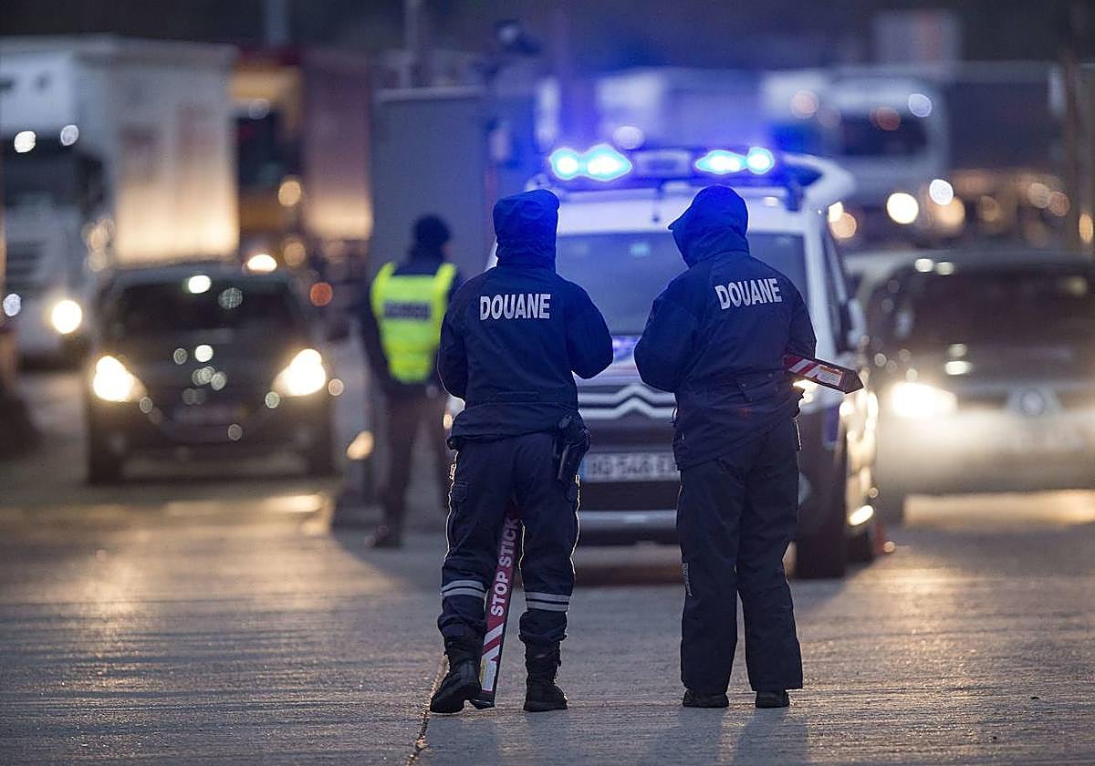 Imagen de archivo de un control de los aduaneros franceses en el peaje de Biriatou, en la frontera franco-española.
