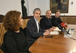 Arantxa Ariztimuño, Xabier Arruti, Adur Ezenarro y Mikel Arteaga, durante la firma del acuerdo.