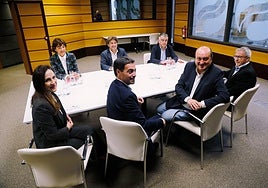 Delegaciones del PNV y del PSE en la reunión mantenida este lunes en Sabin Etxea para conformar un gobierno de coalición.