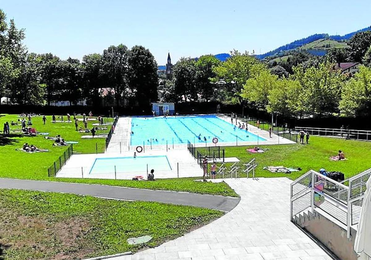 Tres socorristas y tres conserjes para las piscinas de Pagoeta