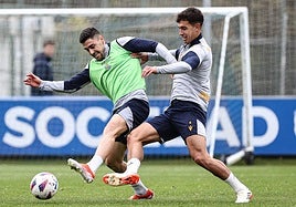 Zubimendi trata de robarle un balón a Merquelanz durante la sesión del lunes en Zubieta